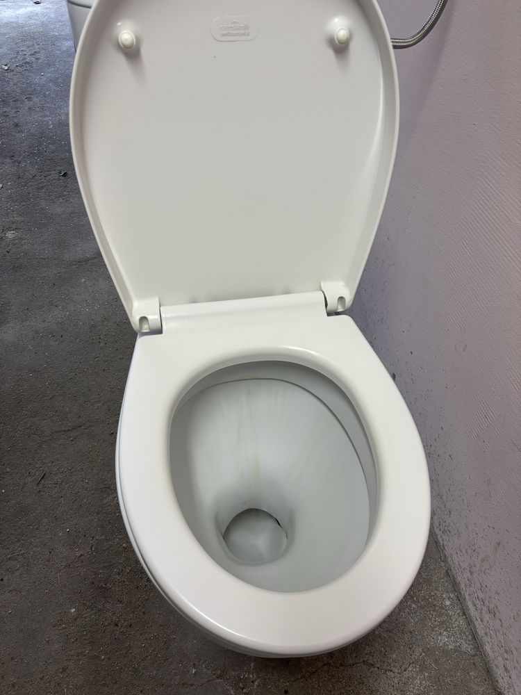 Komplet WC z deską – klasyczny gotowy do montażu toaleta cersanit