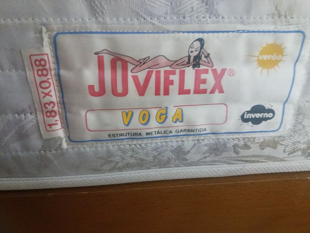 Vendo colchão de casal e estrado em bom estado ...medidas nas fotos do