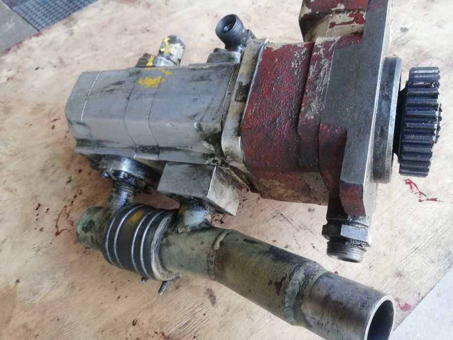 Starocie stara pompa hydrauliczna