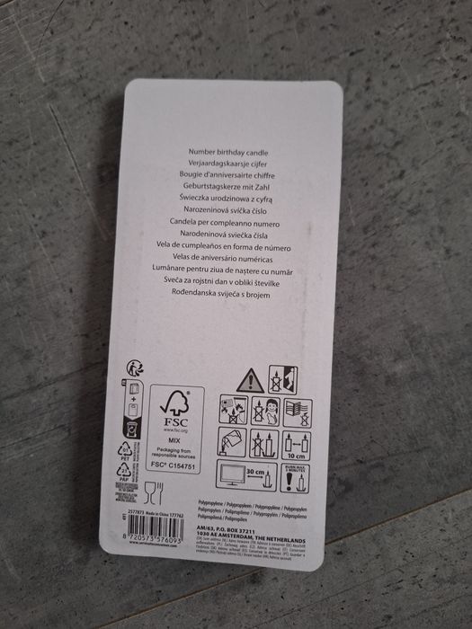 Nowa świeczka urodzinowa z cyfrą 3 na tort.