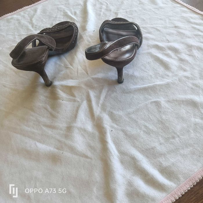 Botas e sandálias em bom estado
