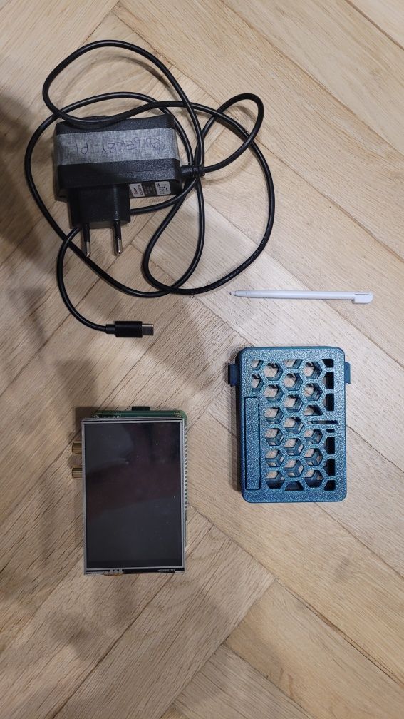 Raspberry Pi 4 zestaw z obudową + ekran 3,5 oraz DAC IQaudIO