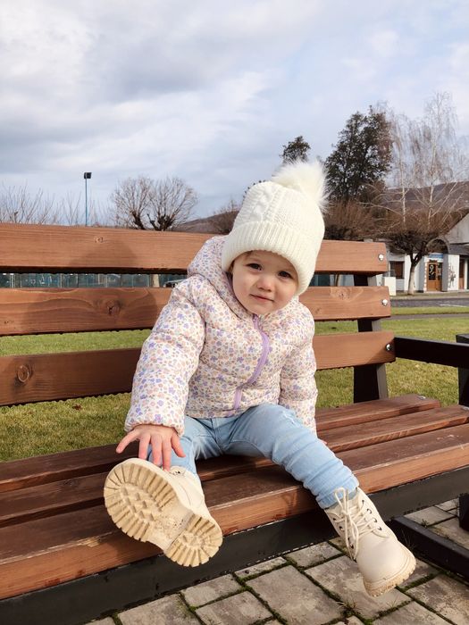 Вʼязана шапочка демисезонна шапка на флісовій підкладці біла