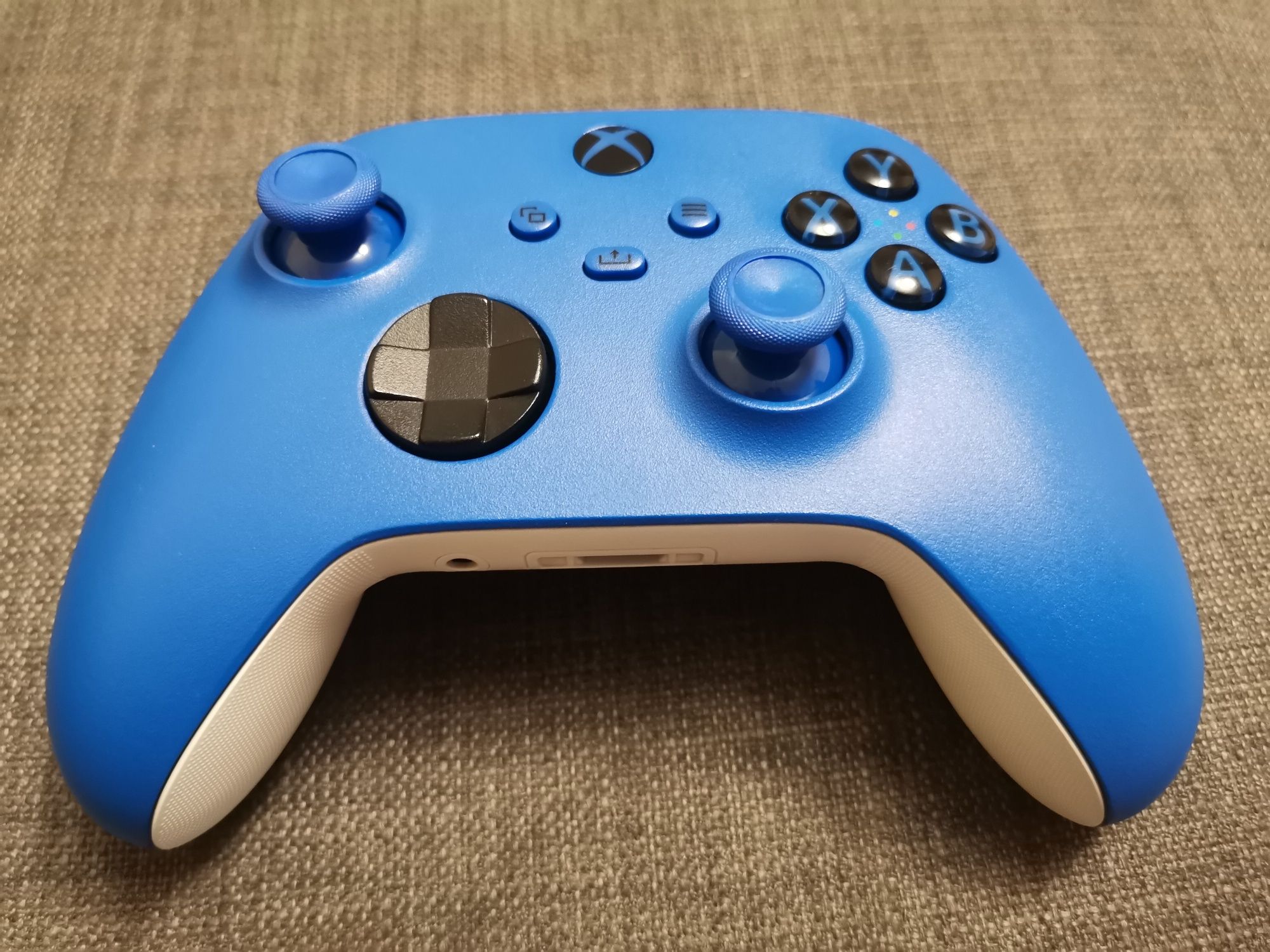 W 100% sprawny pad Xbox series s/x z analogami tmr