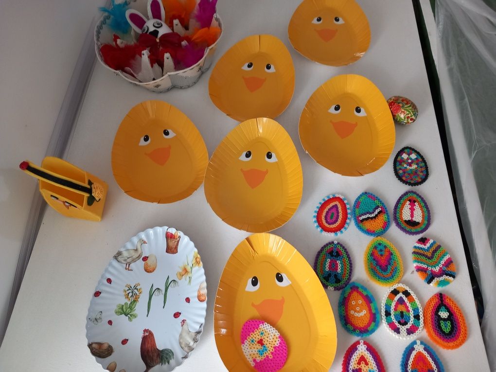Cesto de coelhinhos de Páscoa e pratos