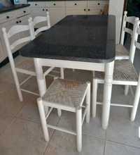 Mesa de cozinha com cadeiras e bancos