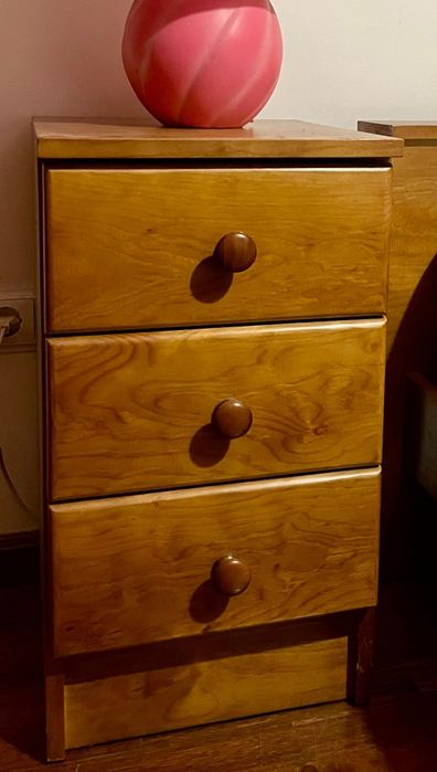 Cama c/estrado, colchão e oferta mesas de cabeceira