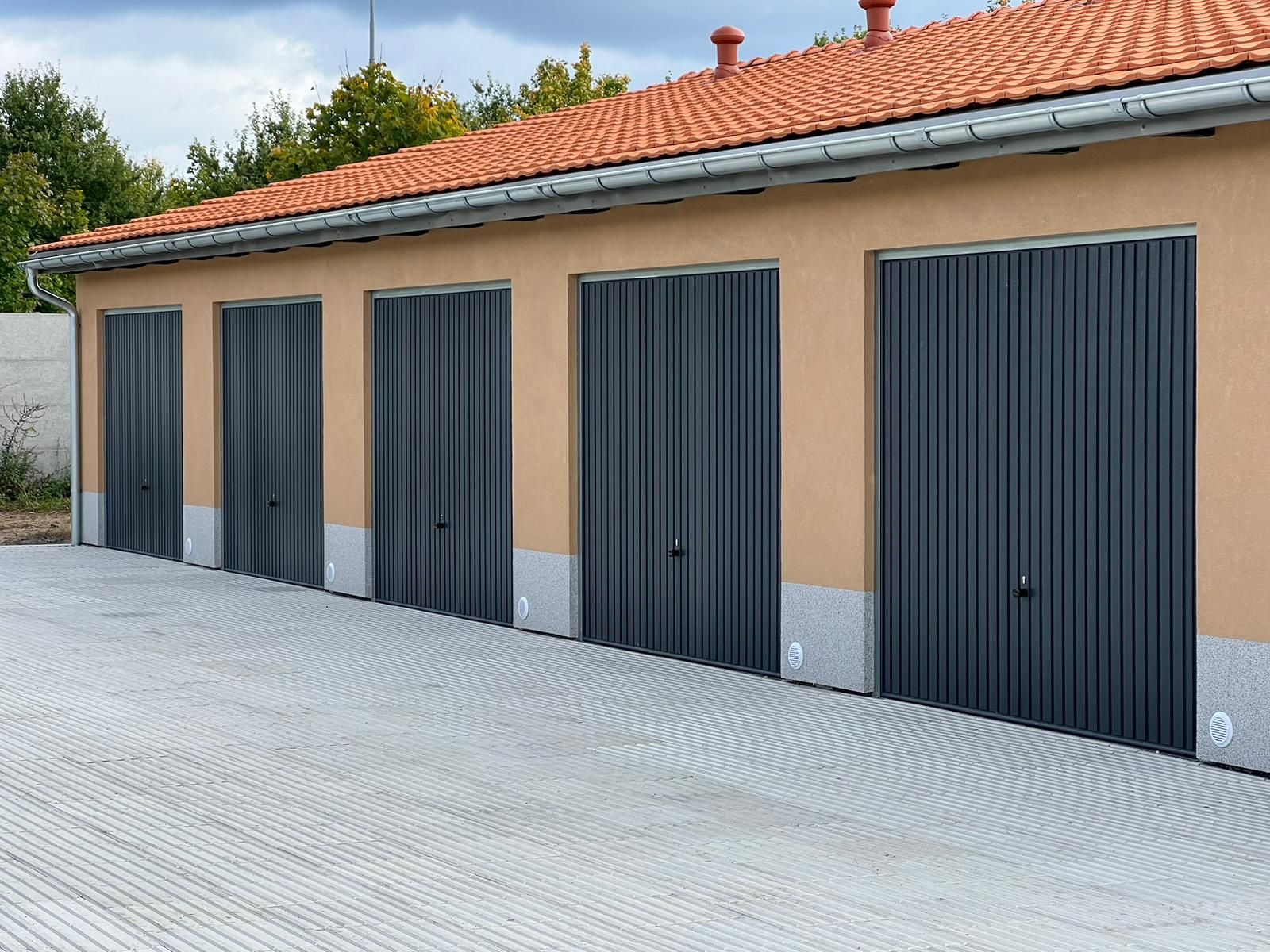 Garaże - Parking monitorowany 24h