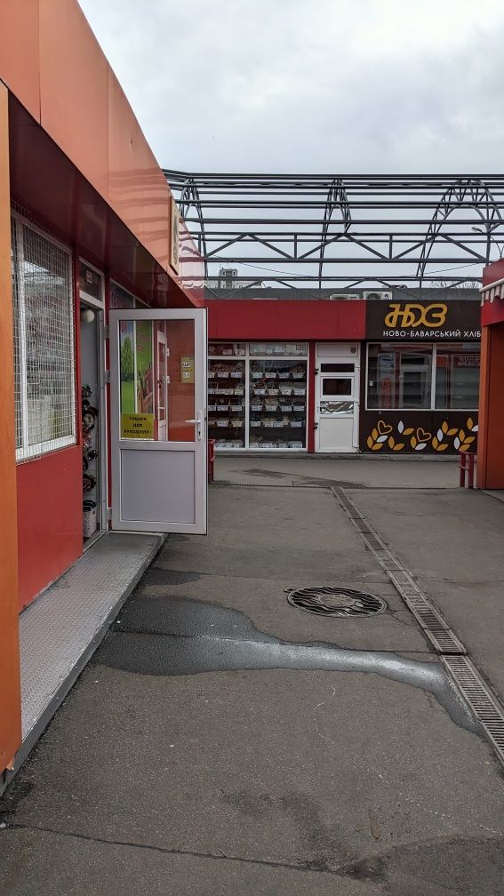 Магазин Конный рынок, центральный вход.