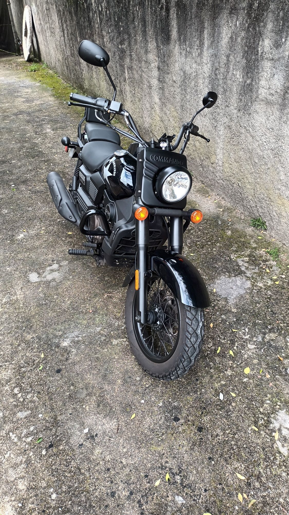 Moto UM commando 125cc