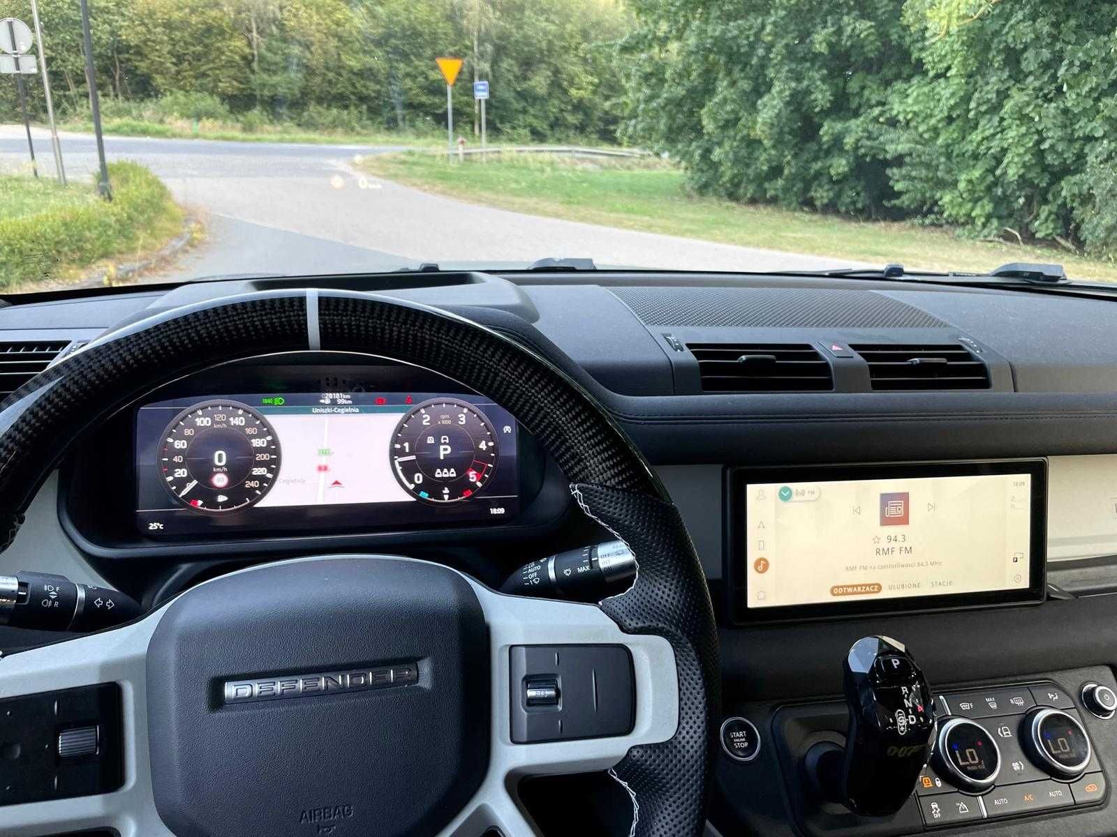 Land Rover Defender z 2021 w wersji Khan Project 007 James Bond 300 KM