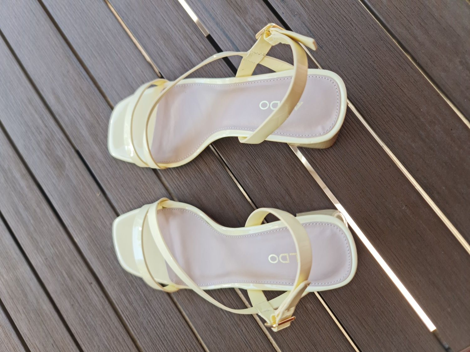 Sandálias em verniz amarelo - ALDO