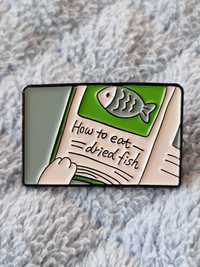 Metalowa przypinka, pin How to eat dried fish; NOWA
