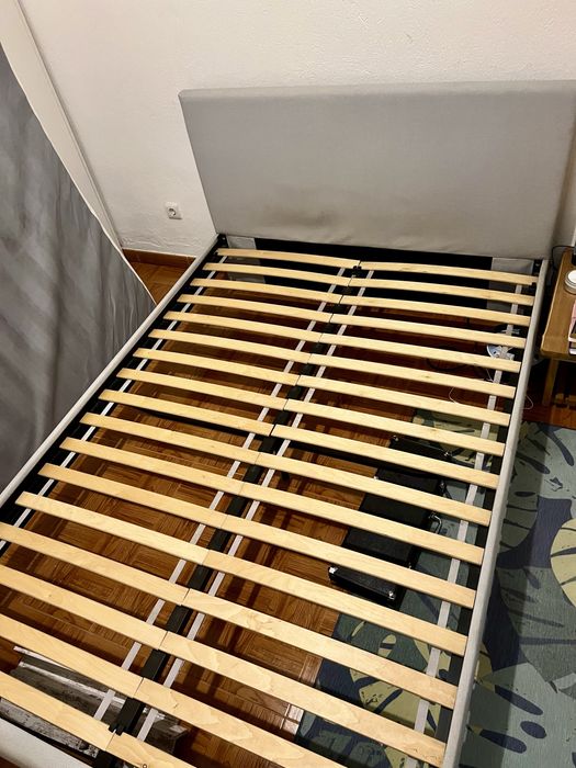 Cama casal com estrado.