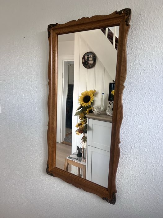 Lustro w drewnianej ramie