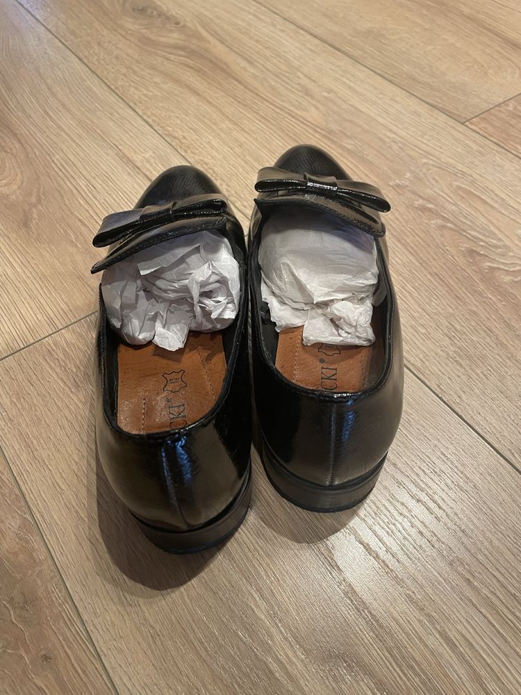 Lasocki czarne lakierki mokasyny z kokarda 39