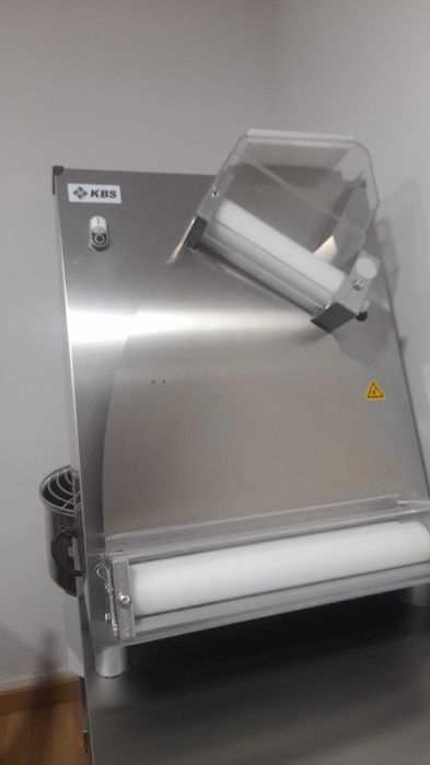 Amasadora , esticadora de massa  e bancada