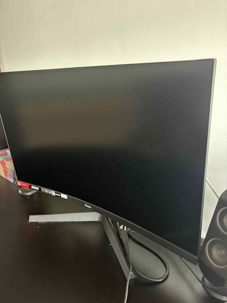 Komputer gamingowy z monitorem