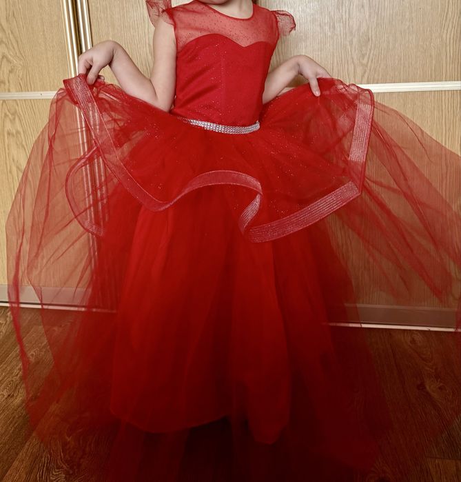 Пышное красное платье