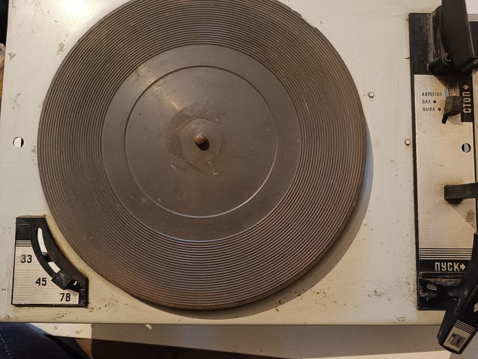 Проигрыватель виниловых пластинок электрический