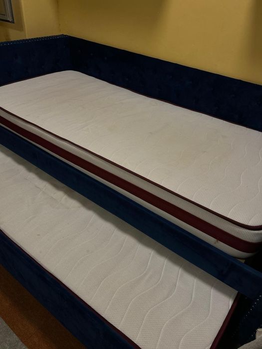 Cama solteiro, com cama auxiliar e colchões