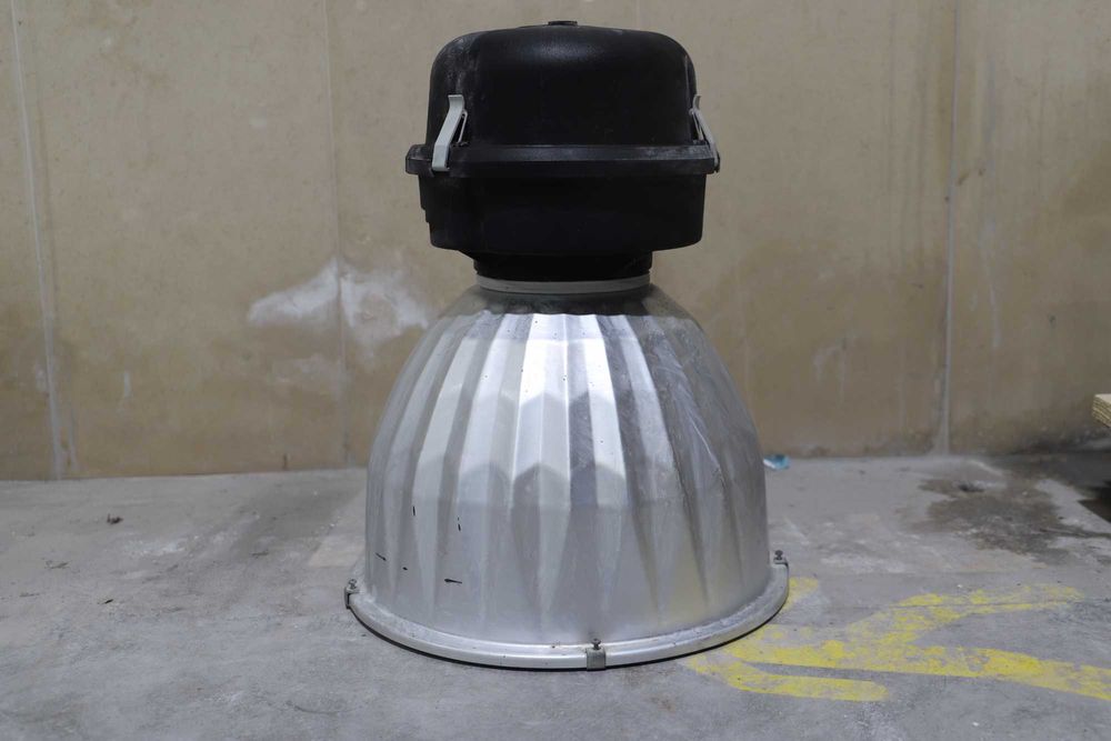 Campânulas industriais - ideais para oficinas, garagens e fábricas