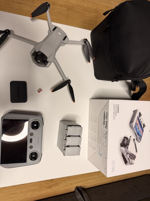Dron DJI Mini 3 Fly More Combo DJI RC + dodatki – jak nowy!