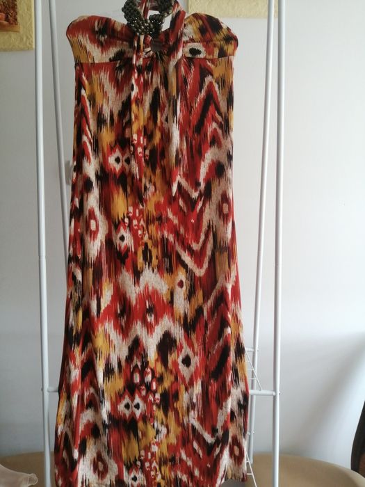 Sukienka długa wiązana na szyi.