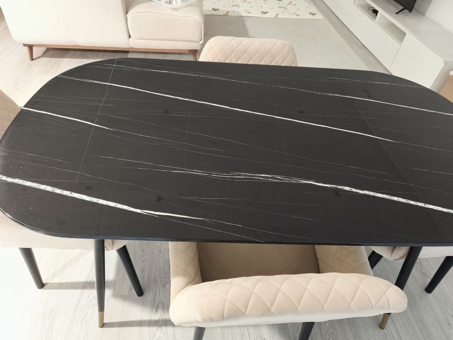 Mesa a imitar mármore e caldeirões beges