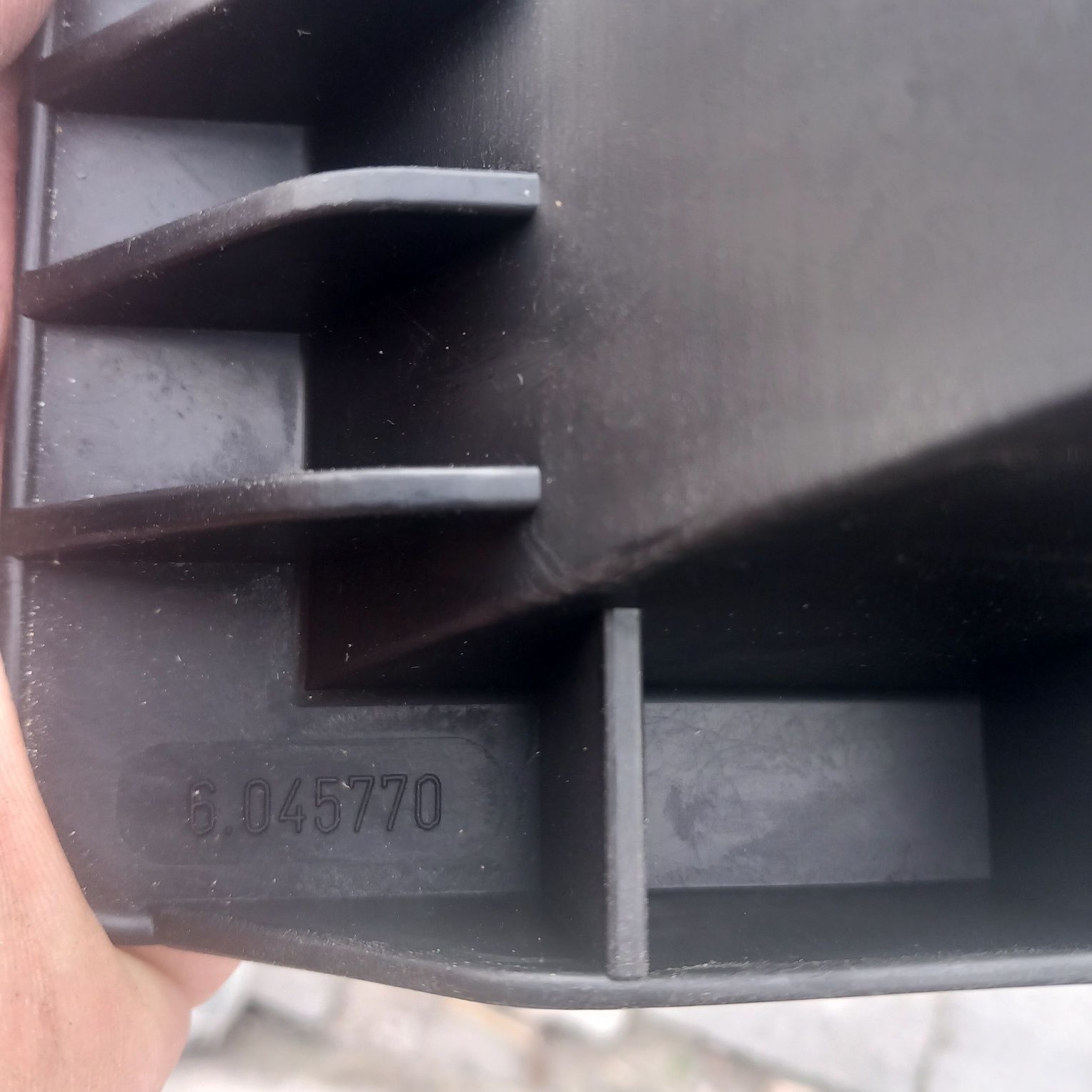 Plastikowy naroznik kątowy do spinania papieru