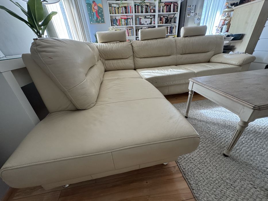 Sofa narożnik z funkcją spania i dwiema pufami