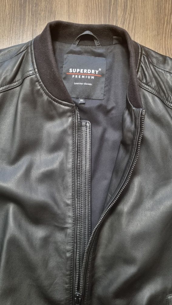 Продається стильна чоловіча шкіряна куртка Superdry Premium.