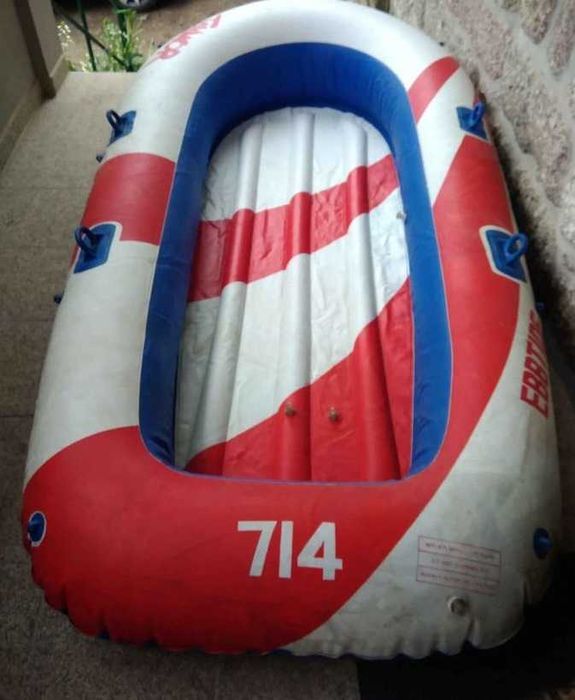 Brinquedo para sua piscina barco para a família