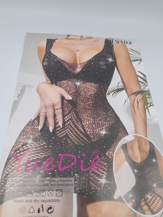 Czarna seksowna koszulka z kryształkami