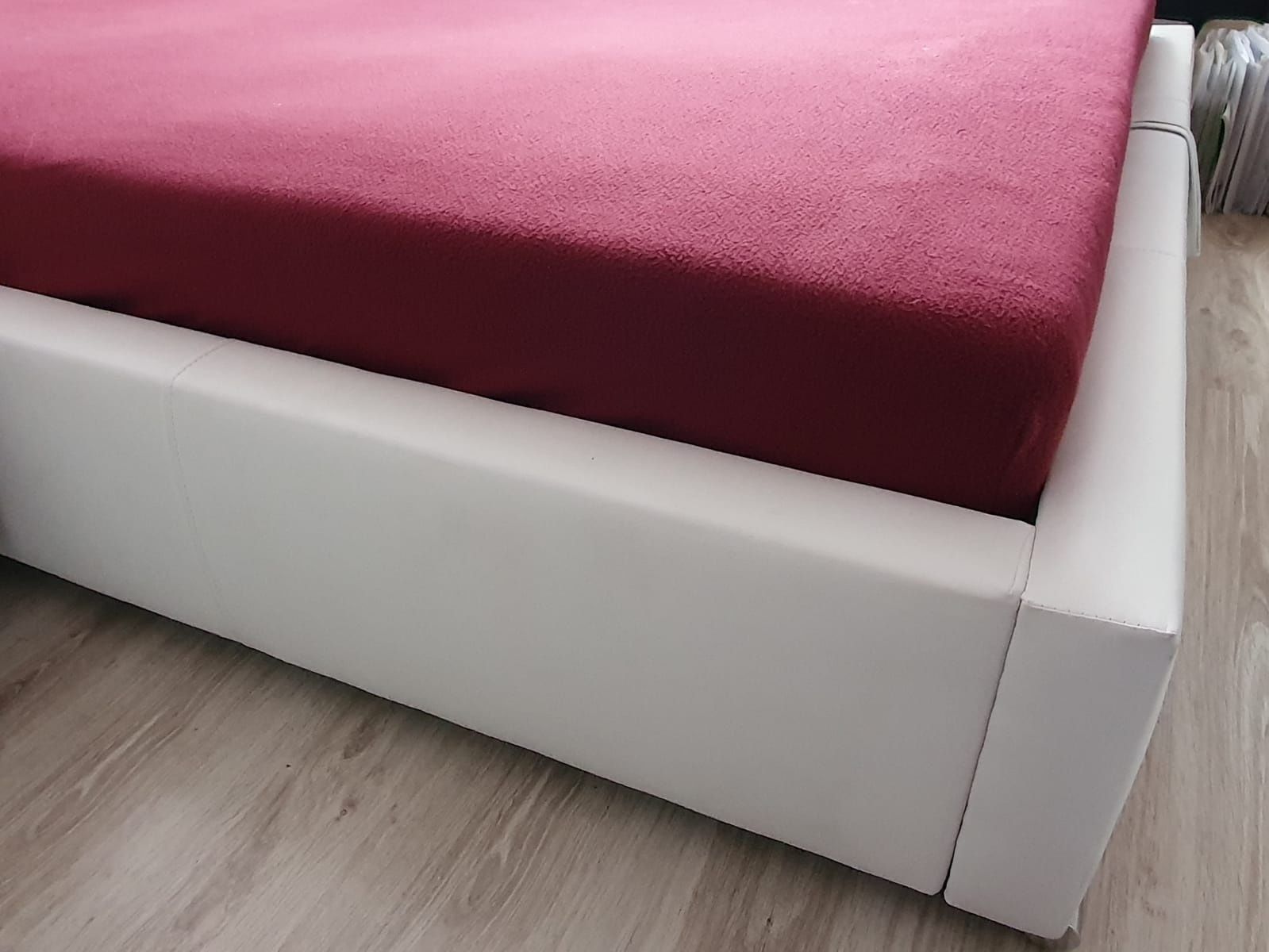 Łóżko białe ze stelażem 160x200 cm + materac