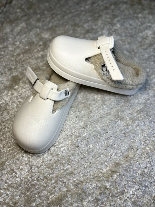 Pantufa Ugg forro de pelúcia.