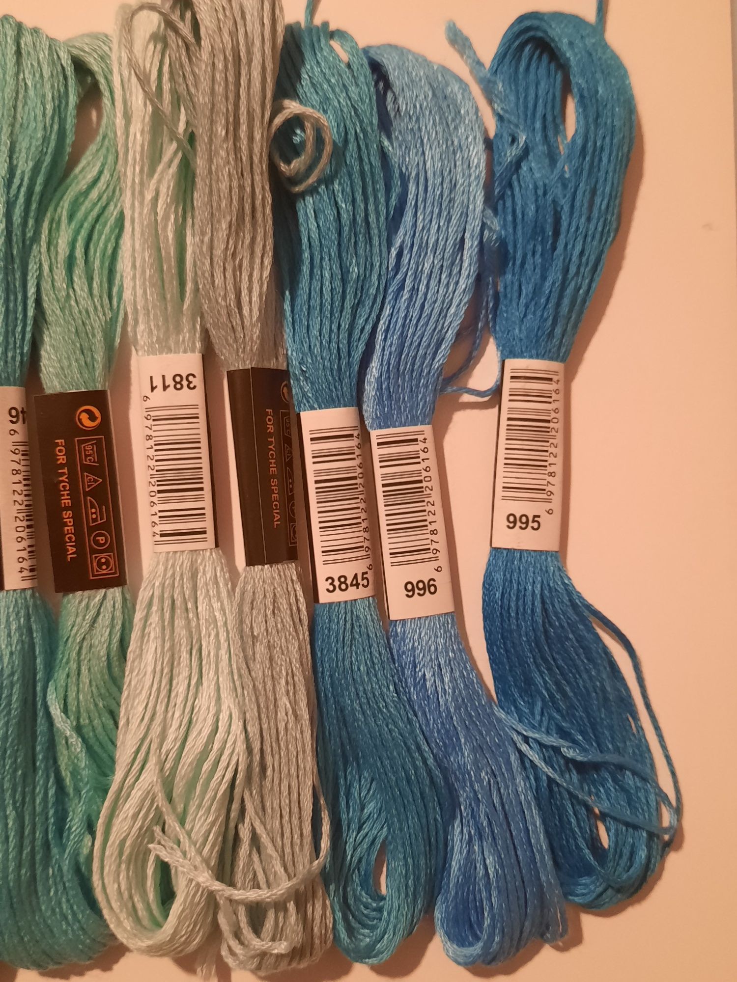 Conjunto D/ com 20 meadas de fio para bordado e costura.