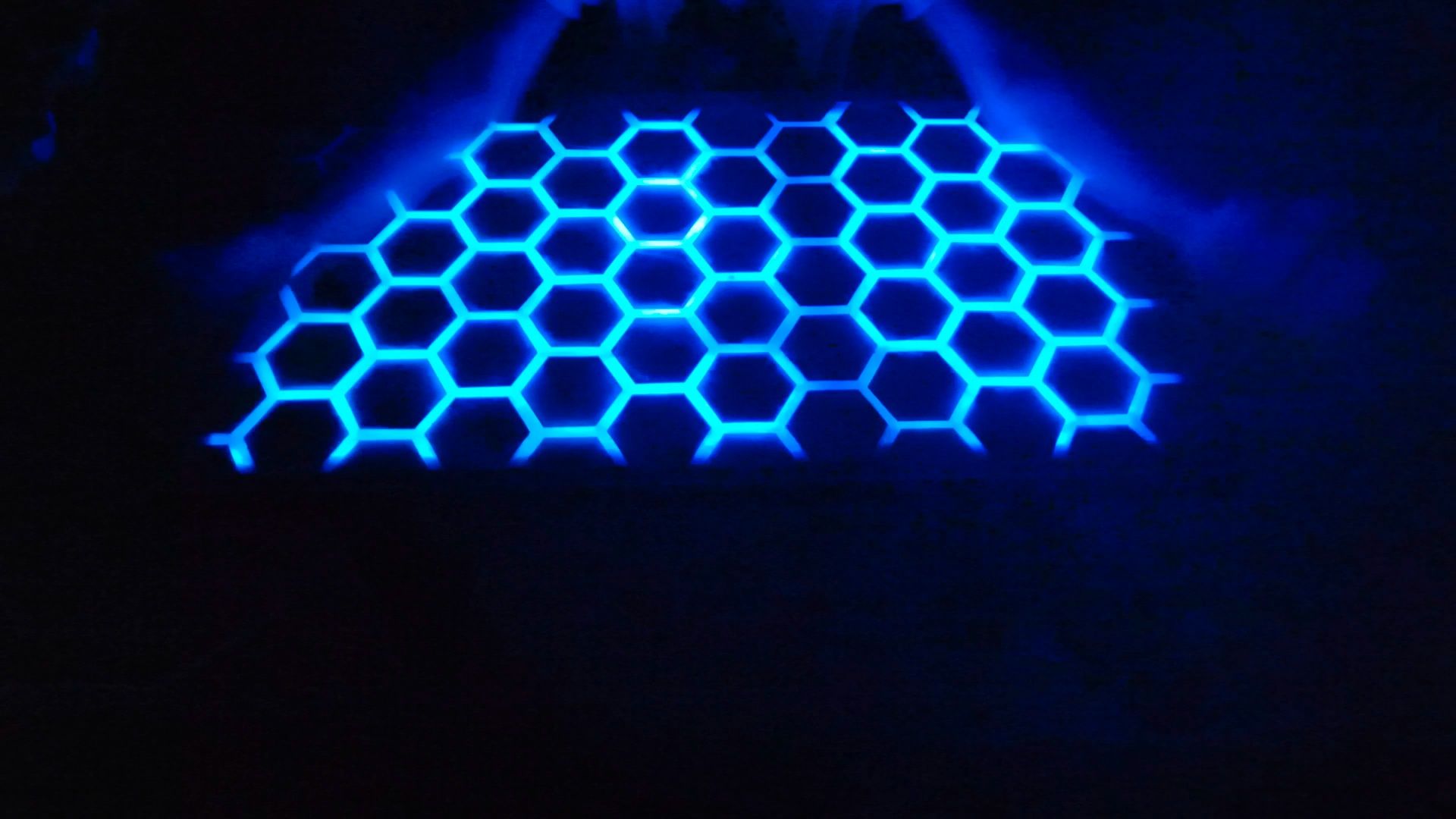 Stół z żywicą epoksydową podświetlany LEDami reagujacy na dotyki