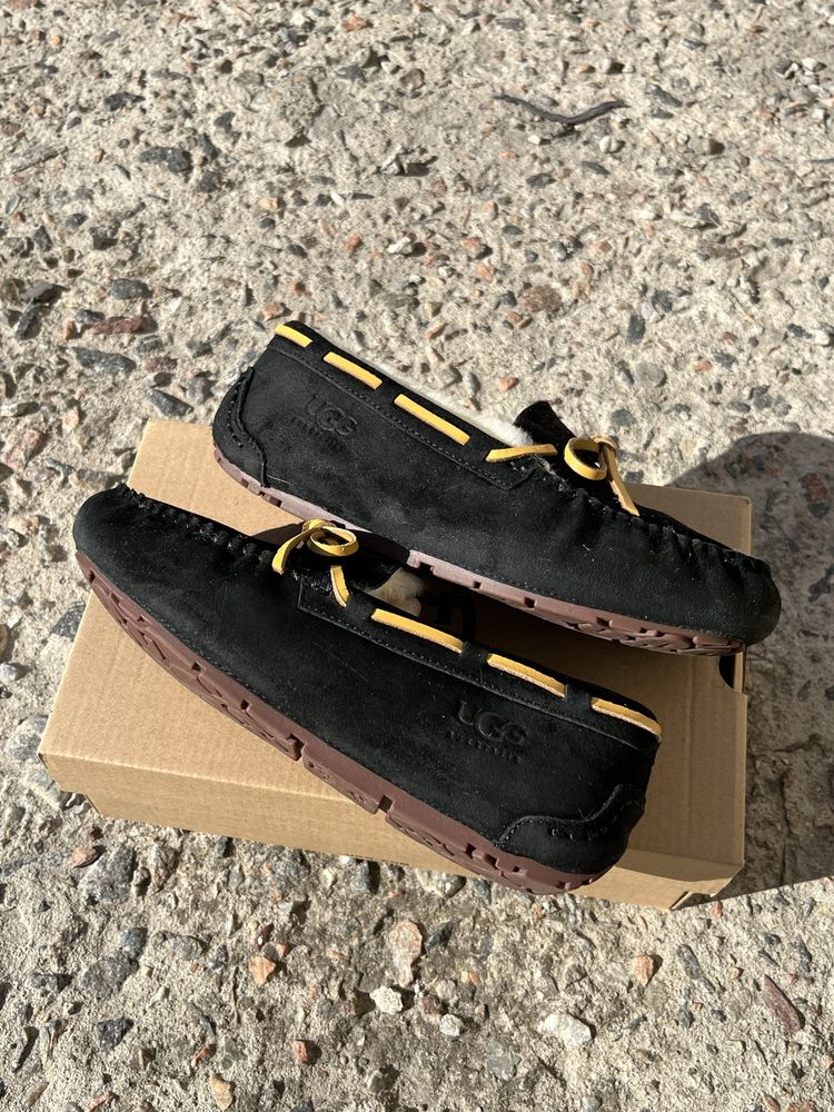 Чорні тапочки/мокасини UGG W Dakota