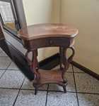 Mesa de apoio com pernas trabalhada