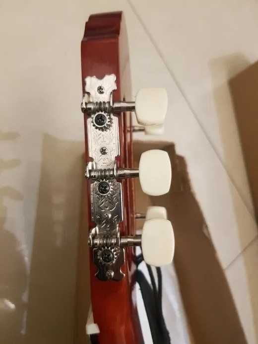 красивая классическая гитара итальянского качества 4/4 полноразмерка