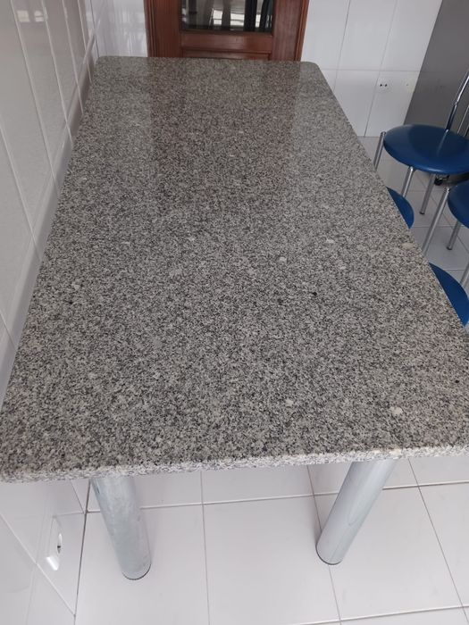 Mesa com pedra de granito e cadeiras