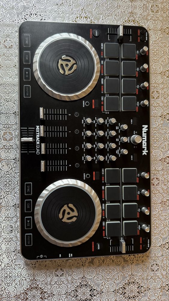 Numark MixTrack QUAD