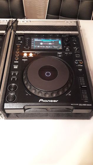 2 x Pioneer CDJ 900 NEXUS + case