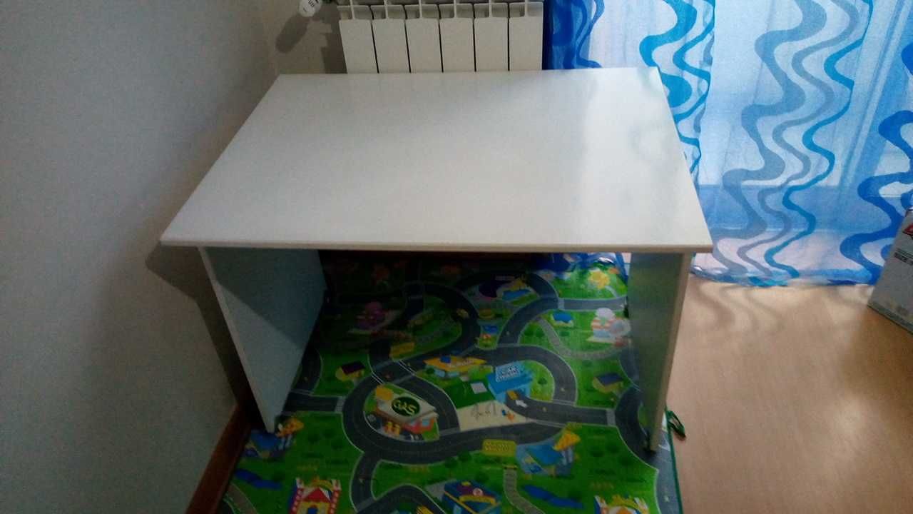 Secretária de quarto + computador + moldura Mickey + tapete pista