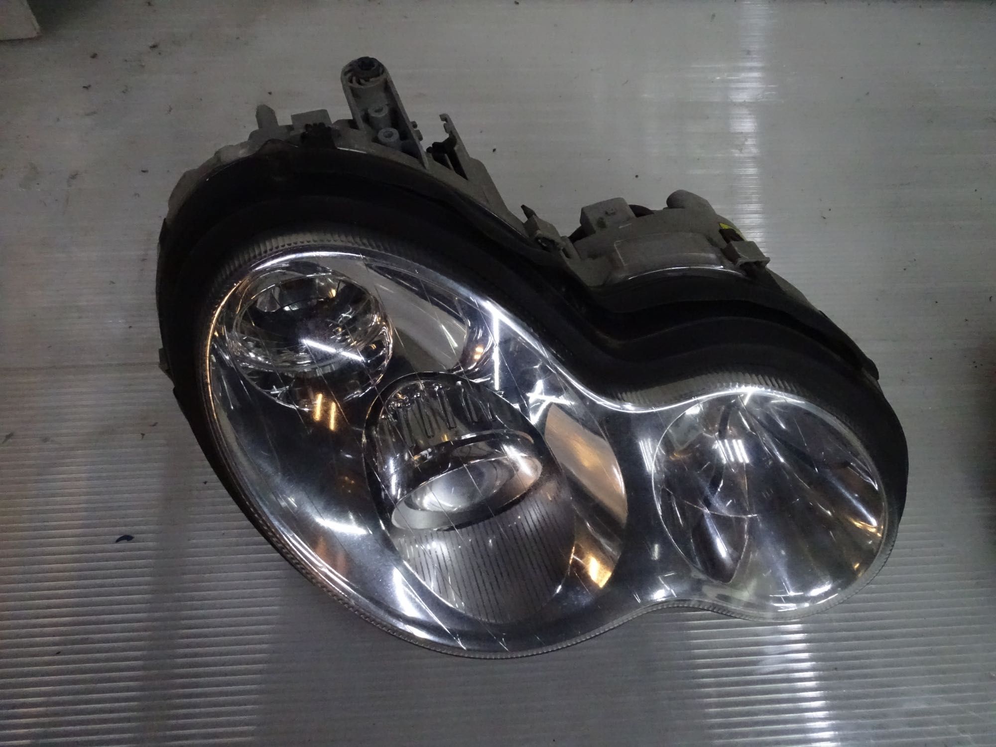 MERCEDES  KLASA W203 lampa Xenon lewa + prawa Europa