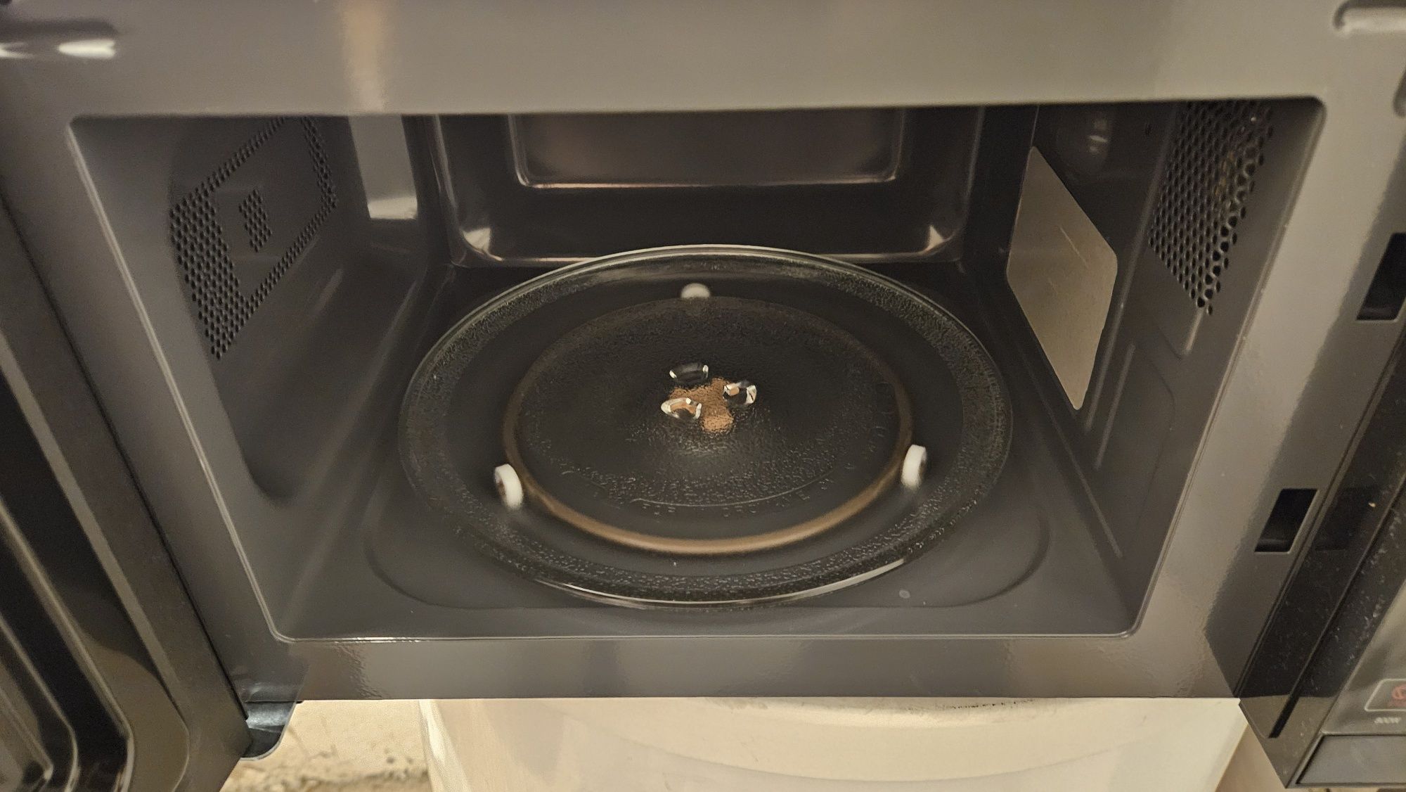 Kuchenka mikrofalowa Scharp 800W średnica 25.5 cm pojemność 20L Czarny