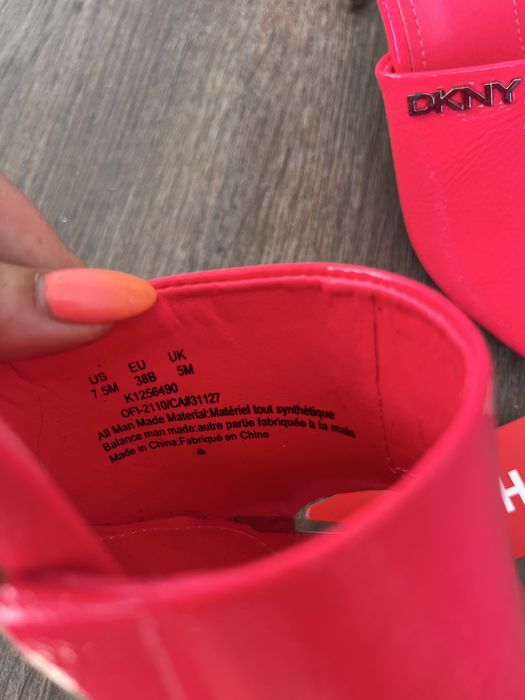 DKNY klapki na obcasie sandałki r 38/37 neonowy róż różowe