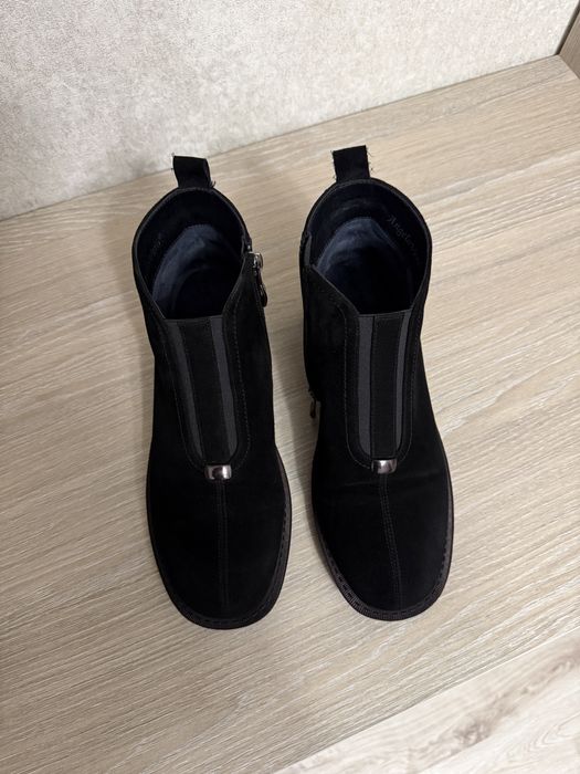 Продам женские замшевые ботинки