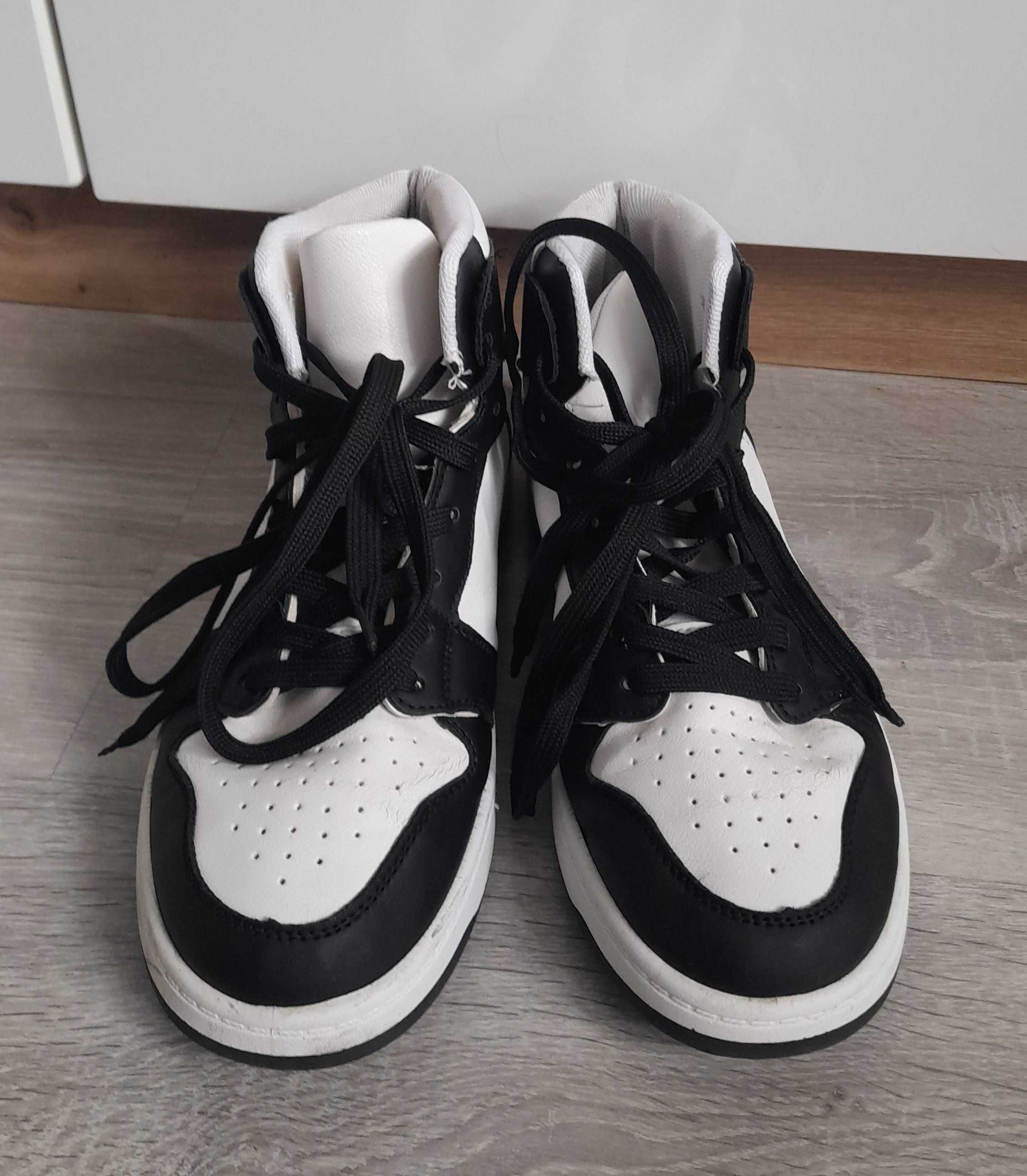 Czarno białe wysokie buty sportowe 39